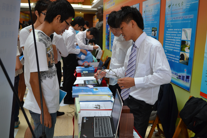 我校参赛选手在比赛现场