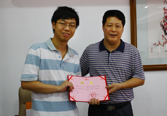 陈农心副校长为校企合作委员会委员颁发聘书