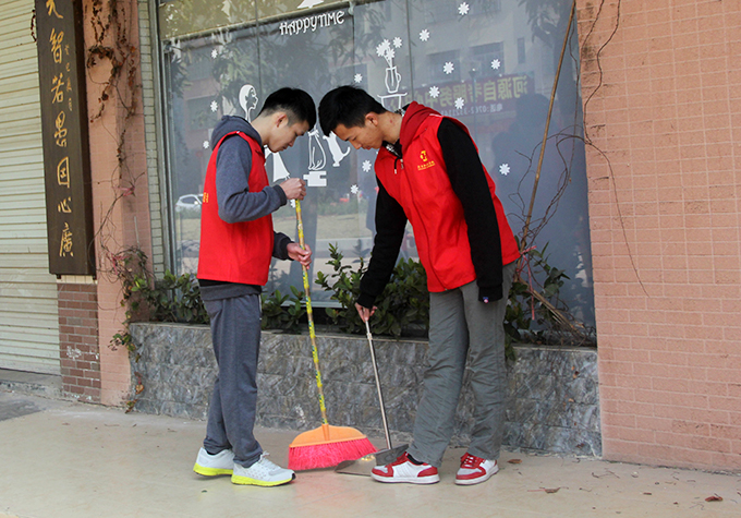 志愿者清扫大街