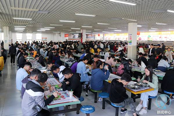 学生们饭堂食用场景