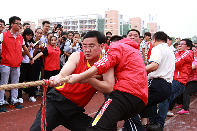 教职工拔河友谊赛