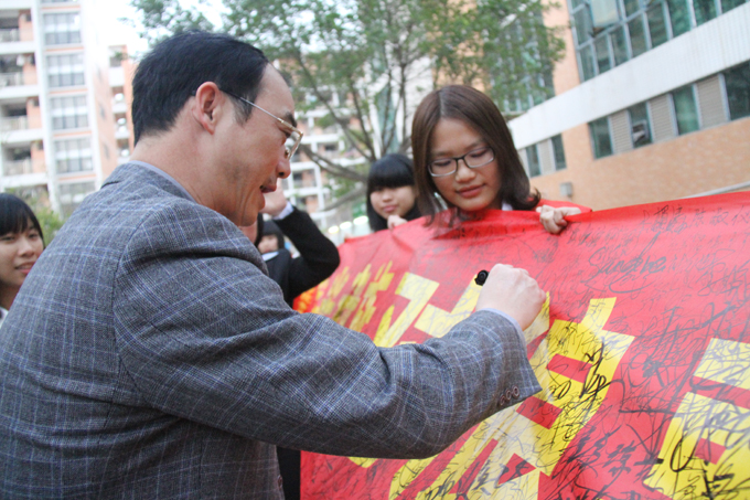 赖小景副校长为“光盘”行动倡议横幅签字,提倡勤俭节约,珍惜粮食。