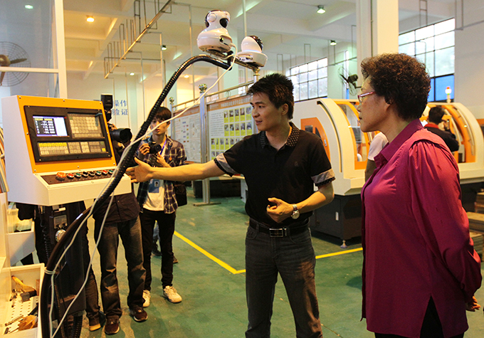 参观机电实训室