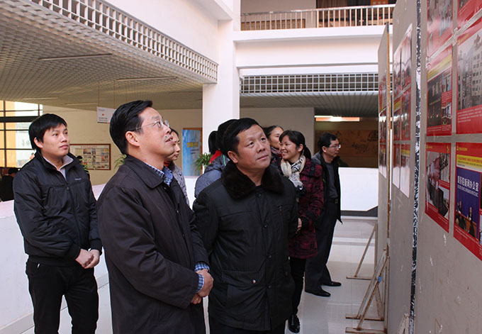 韦荣及图书馆全体党员观看全面深化改革宣传图片