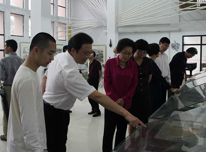 参观骆文冠艺术区