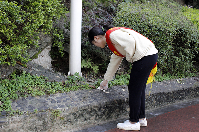 志愿者清理垃圾