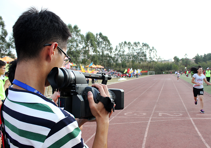摄像记者在拍摄冲刺