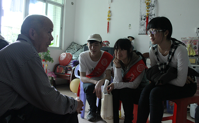 志愿者慰问老人家