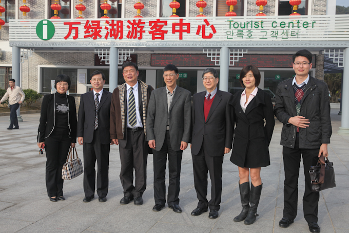 在万绿湖景区前合影