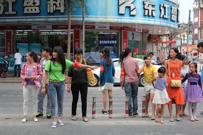 引导行人过斑马线