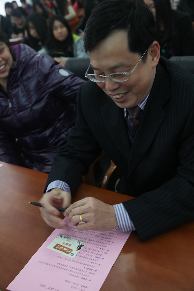 校党委副书记韦荣带头签承诺卡