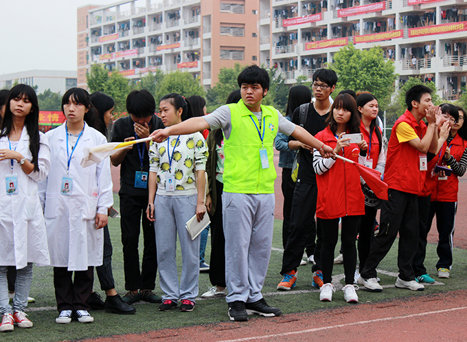 白旗红旗,向我看齐