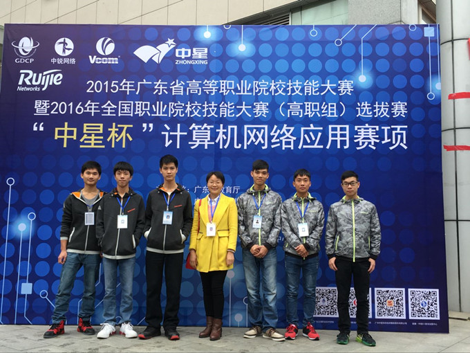 指导老师与获奖选手合影