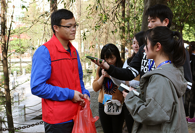 志愿者接受采访