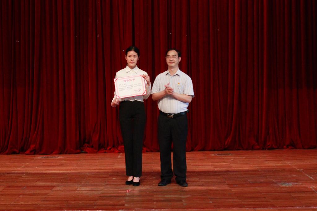 赖小景副校长为刘秋香同学颁发中国大学生自强之星证书