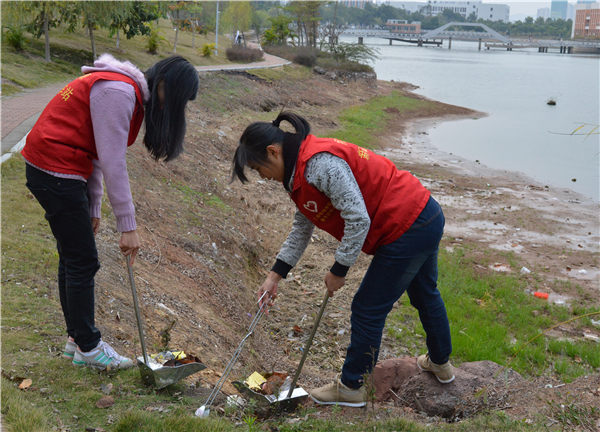 志愿者在清扫校园垃圾