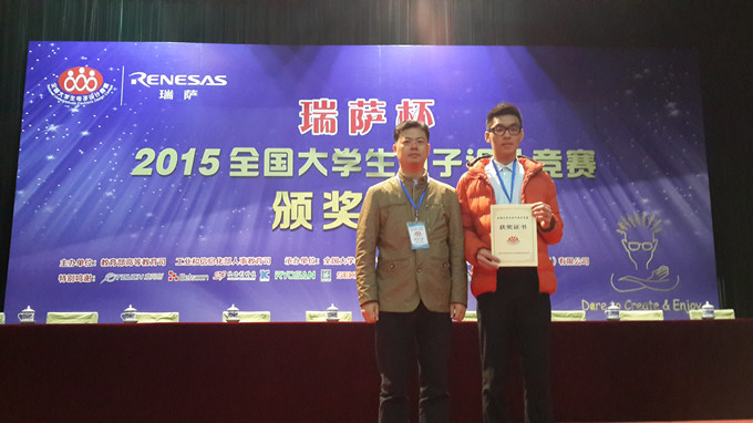 指导老师与获奖学生合影