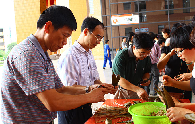 高仁泽书记,赖小景、王小宁副校长参与包粽子比赛