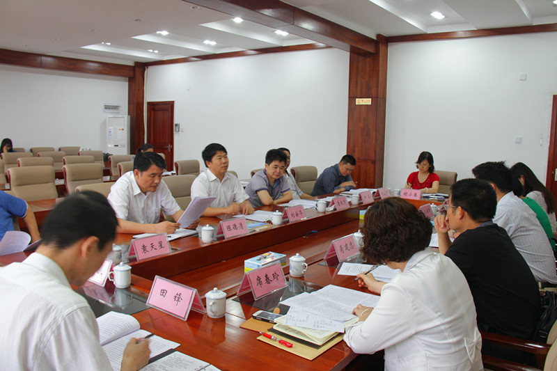 刘安华校长向调研组汇报学校教育改革发展情况