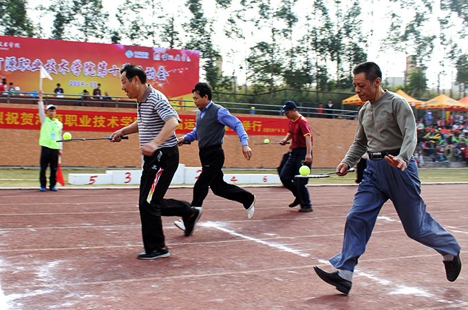 老当益壮托球跑