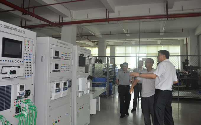 参观企业生产车间和研发中心