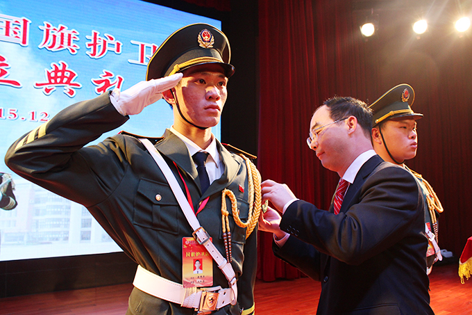 赖小景副校长为大队长、教导员、副大队长授臂章