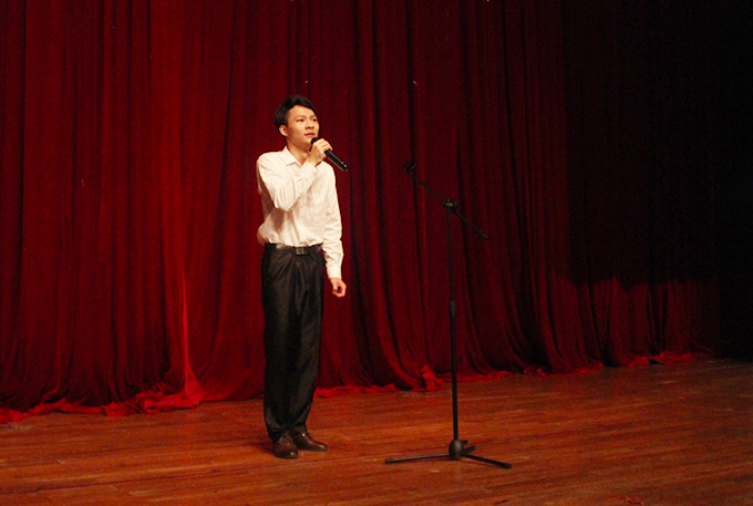 选手朱明泽朗诵诗歌