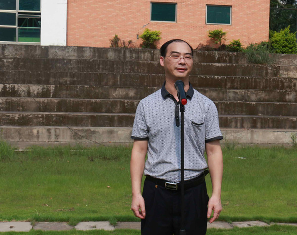 赖小景副校长宣布“三走”系列活动正式开幕