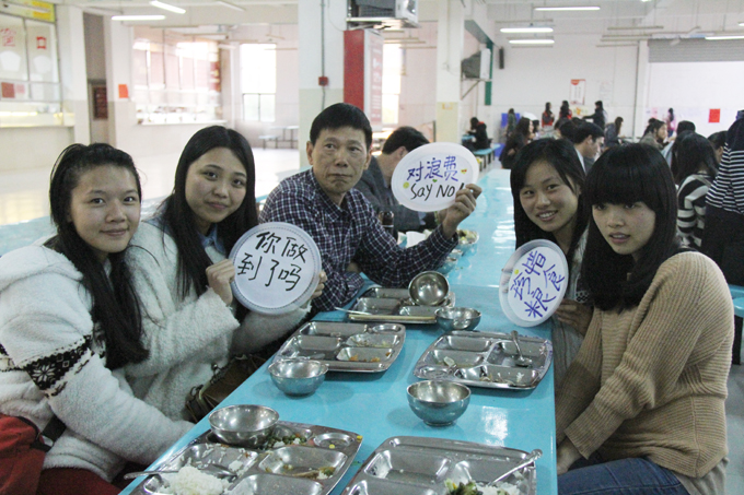 “吃光盘中餐,今天不剩饭”,高仁泽书记与学生为“光盘”行动做榜样