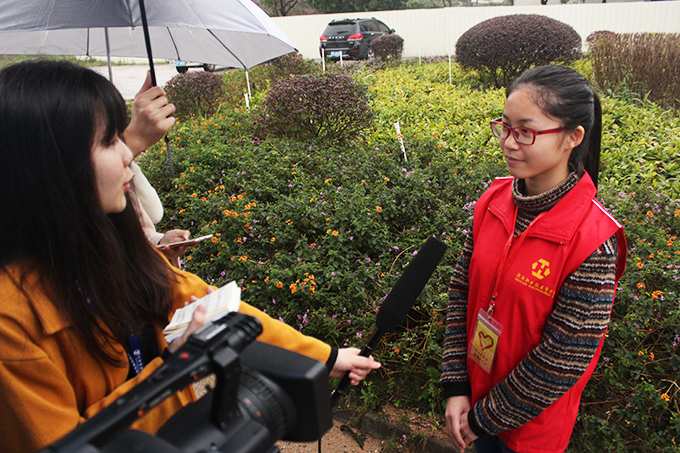 记者采访志愿者