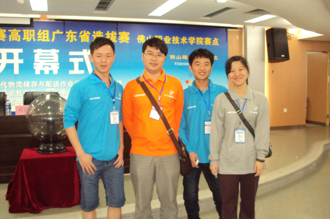 指导老师与参赛学生合影