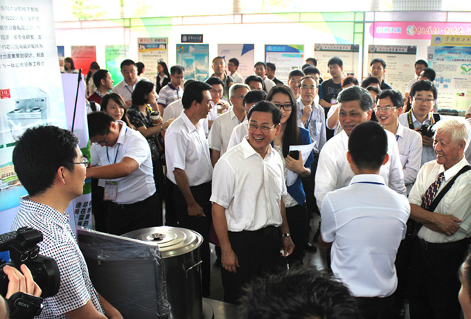 省委副书记马兴瑞、副省长陈云贤与我校师生亲切交谈