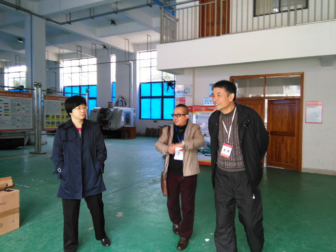 陈德清副校长陪同省市职业鉴定中心领导察看实操场地